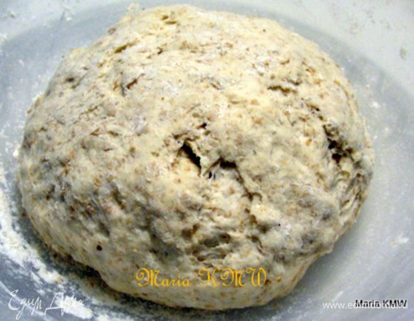 Развести дрожжи с щепоткой сахара в 50 мл теплой воды. Тщательно вымешать комочки и дать 5-10 минут постоять.
Постепенно добавляя просеянную муку, соль, раст. масло и воду замесить тесто. 
Убрать тесто в чаше прикрытой влажным полотенцем в теплое место на 1 час.