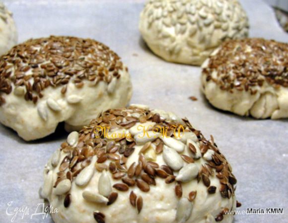 Вымесить тесто, сформировать булочки дать им 40 минут подойти. Смазать верх водичкой и обмакнуть в семечки или зернышки.
Выпекать 25 минут при 200 С.
