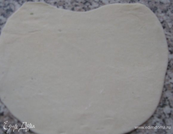 Отрезать кусочек теста и раскатать лепёшку.