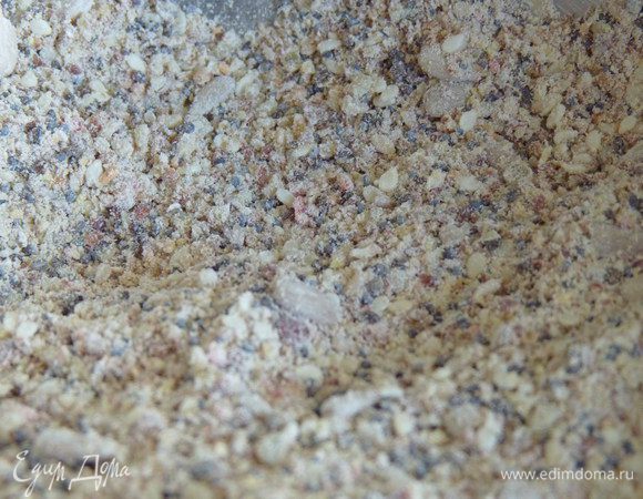 Смешиваем семена, добавляем остальные ингредиенты и вымешиваем тесто. Оно может слегка липнуть к рукам, но это не страшно.