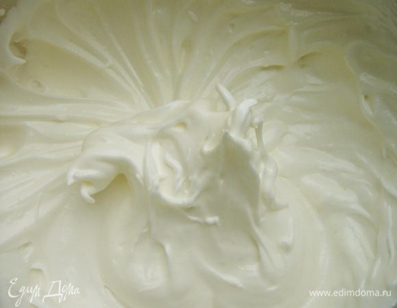 Взбить белки с щепоткой соли,небольшими порциями всыпая сахар.Продолжая взбивать добавить крахмал и ванилин.