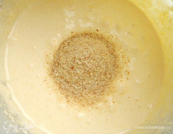 Желтки взбить с сахаром добела,смешать с толчёнными сухарями,а затем и с горячей водой.Добавить муку и разрыхлитель.Смешать тесто с рубленными орехами.Форму застелить пергаментом,выложить в неё тесто и выпекать при t 200*С около 25 минут.