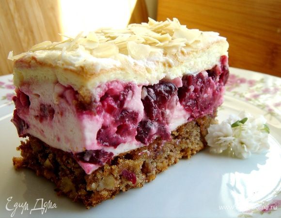 Желатин замочить в 50 мл воды.Сливки взбить в пышную пену с сахарной пудрой.Желатин прогреть до полного растворения и аккуратно ввести в сливки.Отложить 2-3 ст.л.крема,остальное смешать с вишней.Выложить крем на ореховый бисквит.Накрыть сверху белковым бисквитом.Отложенным кремом смазать поверхность торта и посыпать миндальными лепестками.Выдержать торт в холодильнике 2-3 часа.Приятного аппетита!