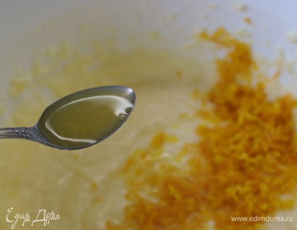 Влить апельсиновый сок. 
