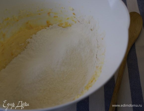 Добавить просеянную муку с разрыхлителем.