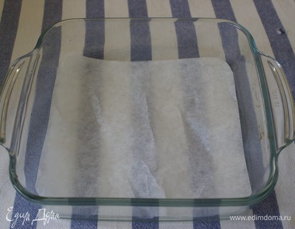 Из пергаментной бумаги вырезать основание для формы.
