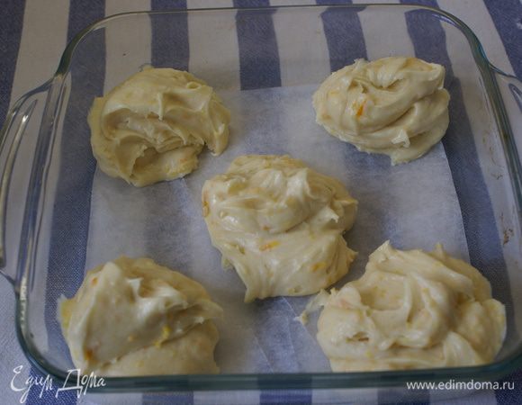 Тесто выложить по столовой ложке, как на рисунке. 