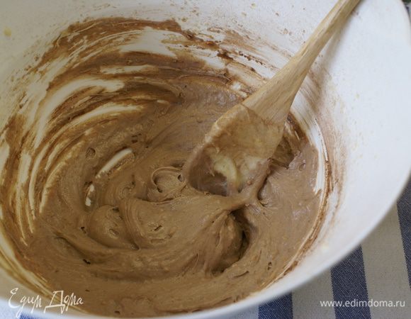 Потом в остатки теста добавить какао порошок, перемешать.