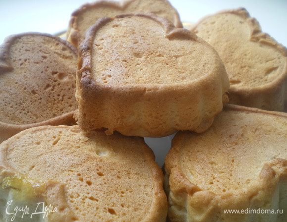 Раскатать тесто. В подготовленные формы положить пласт теста, затем апельсиновый джем, затем снова пласт теста. Выпекать в разогретой до 180 С духовке 20 минут.