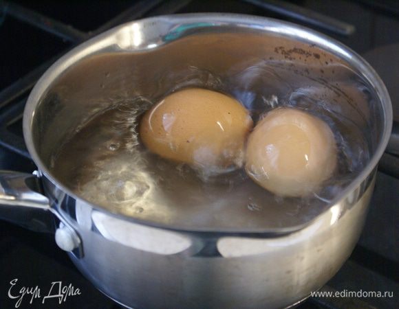Яйца отварить вкрутую.