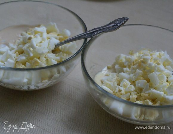 Сделать два соуса, просто смешать все ингредиенты. В одну мисочку положить один соус в другую мисочку другой.