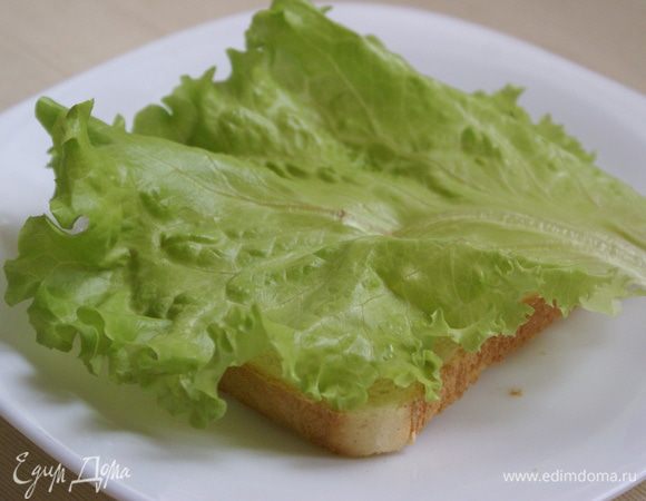 На каждый кусочек положить салат. 