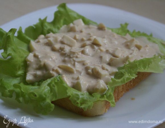 Сверху положить яичный салат с первым соусом.