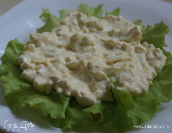 Сверху положить яичный салат со вторым соусом. 
