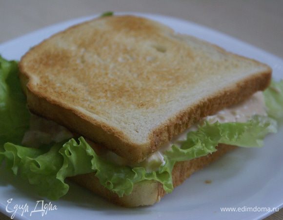 Присыпать луком или другой зеленью и накрыть вторым куском хлеба с салатом.