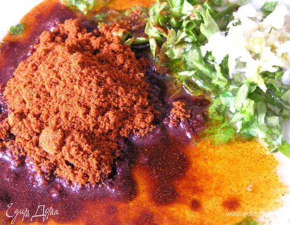 Смешать оливковое масло, паприку, петрушку, соль и измельченный чеснок. ***Если любите птицу с фруктами, то добавьте сюда и сок второй половины апельсина.