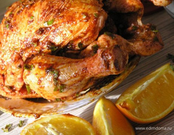 Апельсин разрезать на 2 части и положить внутрь курицы. 
