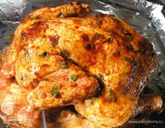 Курицу выложить в форму (у меня противень, застеленный фольгой) грудкой вниз, смазать оставшимся маринадом и запекать 20 мин при 190*С. Затем курицу перевернуть и запекать еще около часа, поливая образующимися соками каждые 15-20 мин.
