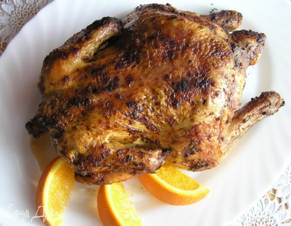 Курица готова, когда из нее течет чистый сок, если воткнуть палочку в середину. А чтобы курица всегда запекалась хорошо, нужно рассчитать по 25 мин на каждые 500 гр куриного мяса и прибавить еще 10 мин. Подавать курицу со свежими апельсинами или овошным салатом.