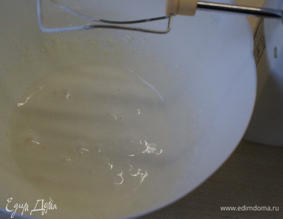 Отделить белки от желтков. Желтки растереть с сахаром. 