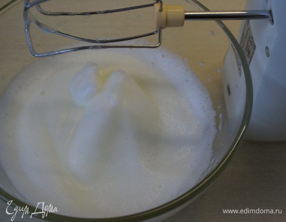 Белки взбить в крепкую пену. 
