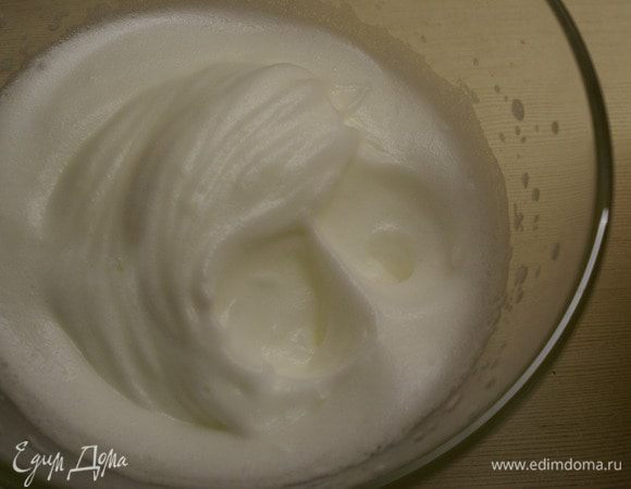 Добавить белки в желтково-сырную массу, аккуратно перемешать. 