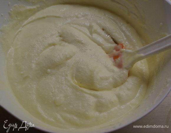 Добавить маскарпоне, перемешать лопаткой или ложкой.