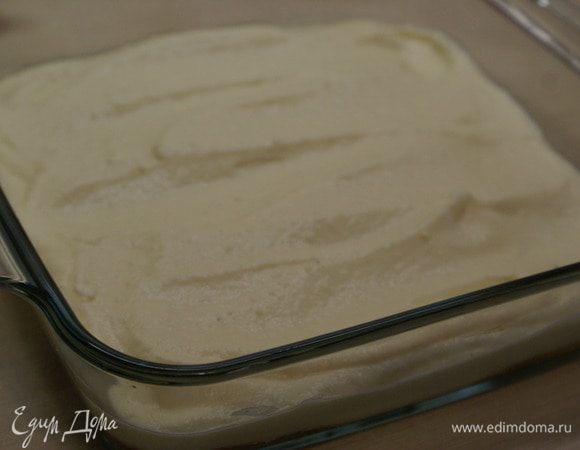Выкладываем слой крема.