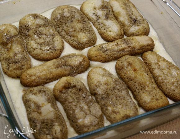 Затем снова слой печенья, пропитанного кофе.