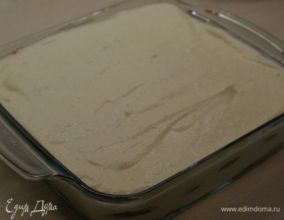 Затем снова слой крема. 
