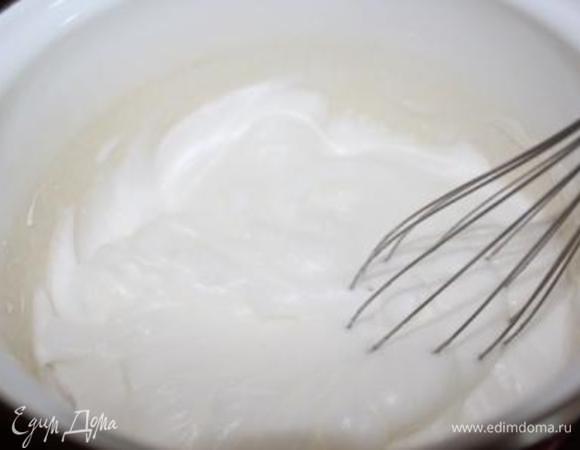 Белки взбить до густого состояния. Смешать с сахарной пудрой. (Отложить 4 ст.л. с горкой белковой смеси для глазури)