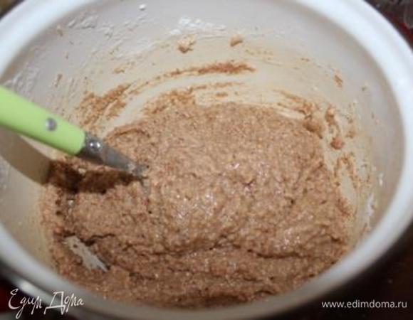 Оставшийся миндаль вручную вмешать в тесто. Хорошо перемешать.