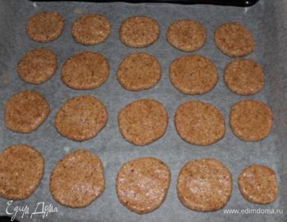 На противень, выложенный пергаментом, выкладываем из теста небольшие круглые лепешечки (чтобы тесто не липло к рукам, смочите руки водой)