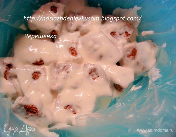 Ну а теперь приступаем к сборке нашего торта… Для этого возьмем глубокую посуду (миску, кастрюльку, тазик…) и выкладываем ее пищевой пленкой так, чтобы края пленку выступали за края миски… Затем каждый кусочек бисквита обмакиваем в наш крем и произвольно выкладываем в миску, на пленку…