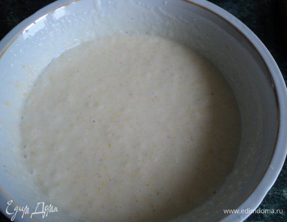 добавить растопленный маргарин, кефир, хорошо перемешать.