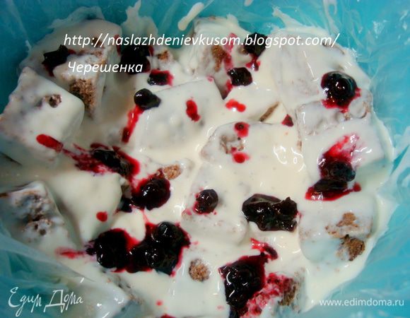 Каждый слой бисквита с кремом можно при желании немного полить конфитюром или просто вареньем (на ваш вкус)…