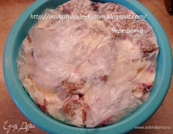 Теперь края пленки заворачиваем сверху на будущий торт и накрываем крышкой или просто тарелочкой. Поставим охлаждаться в холодильник на 3-4 часа…