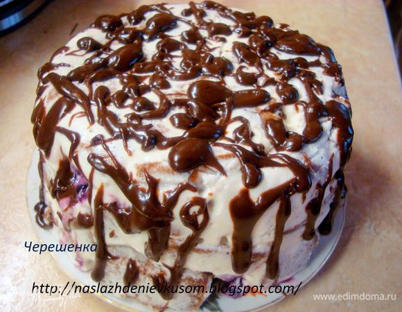 Ну а теперь включаем свою фантазию и украшаем наш торт глазурью… У меня фантазия работала хаотично, поэтому получилось вот так;)))…