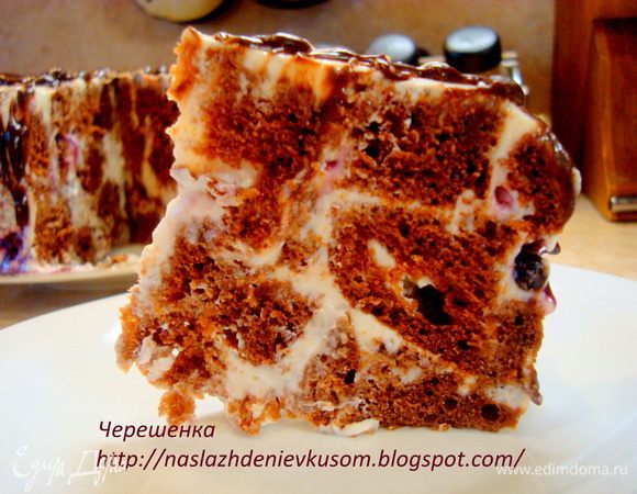 Когда украшение будет готово, торт необходимо поставить в холодильник еще буквально на 15-20 минут, чтобы дать глазури застыть… Ну вот и все. Тортик готов! Наслаждайтесь вкусом!!!