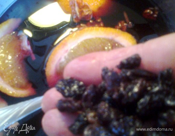 Горсть промытого изюма высыпаем в кастрюлю и ставим на медленный огонь.