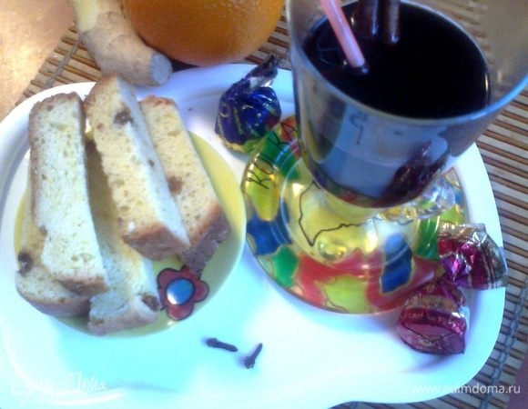 Подсохшие куличи я каждый год нарезаю на брусочки и держу в пакете.Очень вкусно с кофе и чаем,но и с горячим вином тоже оказалось необыкновенно вкусно)))Можно даже макать!