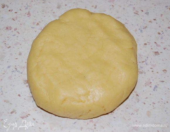 Добавить сахар, яйцо, замесить тесто. Положить его впакет и отправить в холодильник на 1 час.