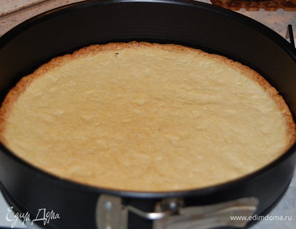 После этого распределяем тесто по дну формы, выпекаем 20-25 минут.