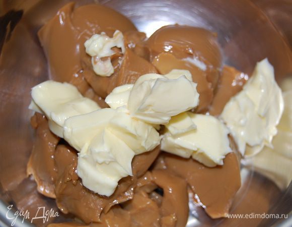 Сгущенное молоко взбиваем с маслом и выкладываем на остывшую основу. Сверху посыпать грецкими орехами (орехи предварительно немного подсушить в духовке и крупно порубить). И отправляем в холодильник на 1 час.