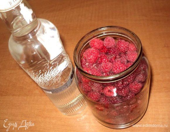 Литровую банку наполнить доверху  очищенной от черешков малиной. Банку слегка встряхнуть для уплотнения малины, залить качественной водкой.  