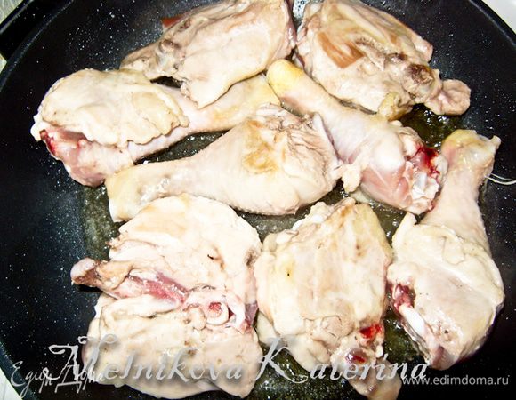 Куриные окорочка разрезать, отделить голень от бедра. На растительном масле обжарить по 2 минуты с каждой стороны. Выложить на тарелку.  
