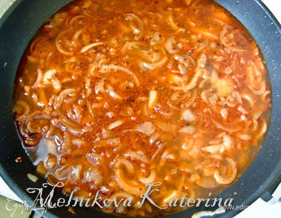 Добавить к луку бульон/воду. Тушить 5 минут. 