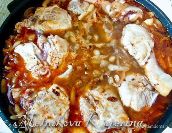 Переложить курицу в соус и тушить на медленном огне около часа, переворачивать не нужно. За 15 минут до готовности добавить мелко рубленый чеснок и сметану. 