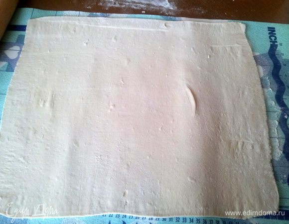 Итак:
2 пласта теста разморозить при комнатной температуре. Затем сложить их друг на друга и раскатать в прямоугольный пласт 25х40см и разделить его на 6-8 прямоугольников.