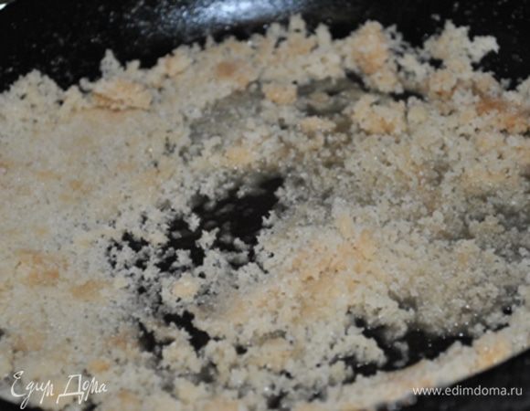 Грильяж:
В сковороде растопить масло, добавить сахар и жарить до светло-коричневого цвета.